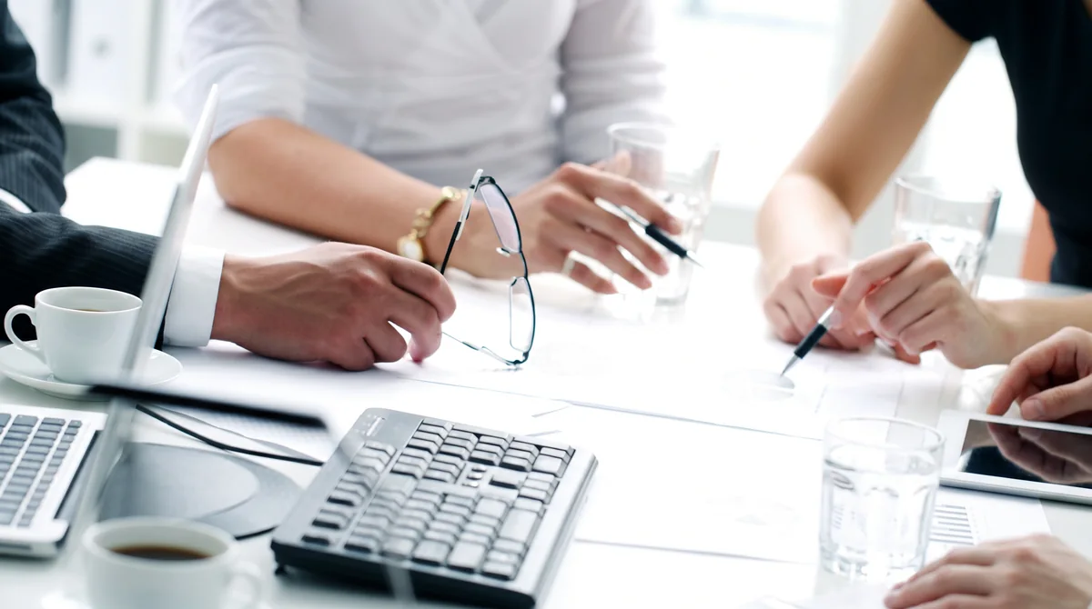 Profesionales revisando documentación técnica
